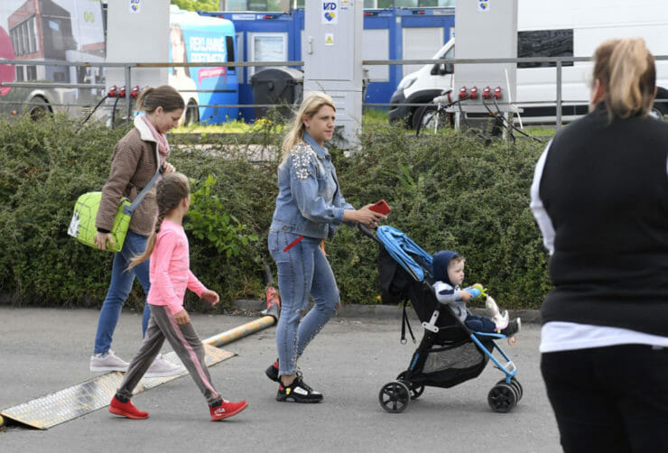 Utečenkyne prichádzajú s deťmi do krízového centra pre ľudí utekajúcich z Ukrajiny v Košiciach 8. mája 2022.