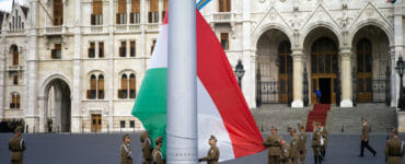 Vztýčením štátnej vlajky s vojenskou poctou pred parlamentom v Budapešti za účasti maďarského prezidenta Jánosa Ádera sa začali v sobotu 4. júna 2016 oficiálne podujatia Dňa spolupatričnosti.