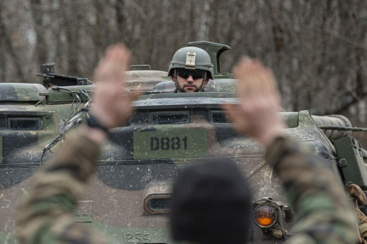 Americkí vojaci počas prebiehajúceho cvičenia Saber Strike vo Vojenskom výcvikovom priestore Lešť, 7. marca 2022.