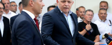 Adrián Polóny (vľavo) a predseda opozičnej strany SMER-SD Robert Fico.