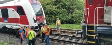 Rušeň pri Vrútkach narazil do osobného vlaku s cestujúcimi.