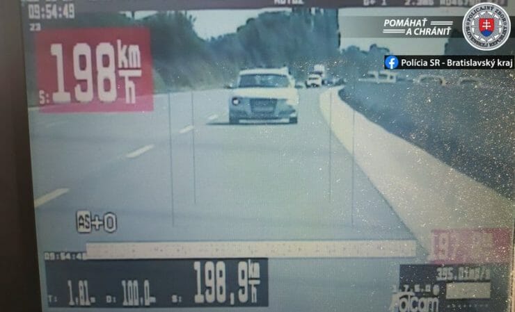 Vodič išiel podľa polície rýchlosťou takmer 200 kilometrov za hodinu.