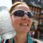 Eva-Maria Göddeová si ochladzuje tvár pohárom plným ľadu v nemeckom Harze počas horúčav v sobotu 18. júna 2022.