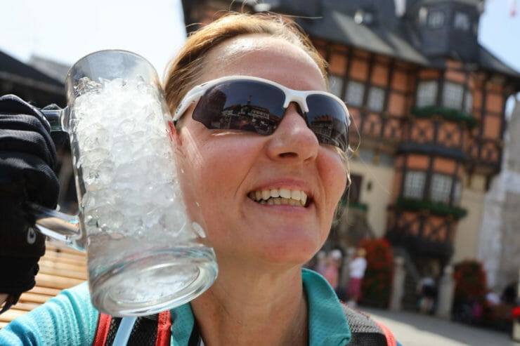Eva-Maria Göddeová si ochladzuje tvár pohárom plným ľadu v nemeckom Harze počas horúčav v sobotu 18. júna 2022.