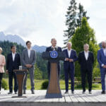 Nemecký kancelár Olaf Scholz počas spoločnej tlačovej konferencie s lídrami skupiny G7 na júnovom stretnutí