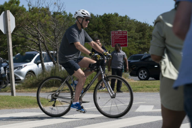 Americký prezident Joe Biden na bicykli, z ktorého pri zosadaní spadol.