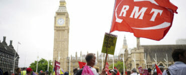Ľudia protestujú proti prudko stúpajúcim životným nákladom v Londýne v sobotu 18. júna 2022.