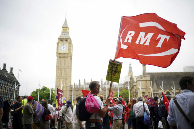 Ľudia protestujú proti prudko stúpajúcim životným nákladom v Londýne v sobotu 18. júna 2022.
