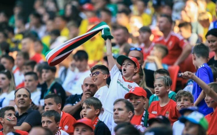 Maďarské deti na tribúnach počas futbalového zápasu Anglicko - Maďarsko.