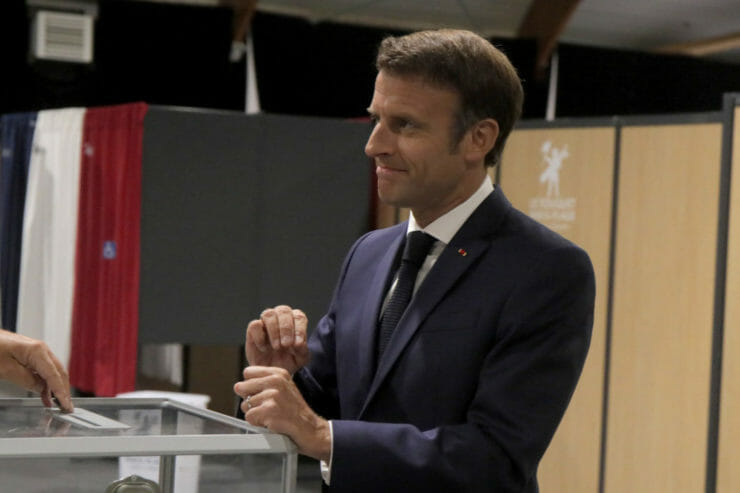 Francúzsky prezident Emmanuel Macron volí vo volebnej miestnosti v obci Le Touquet na severe krajiny počas druhého kola parlamentných volieb vo Francúzsku v nedeľu 19. júna 2022.