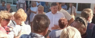 Robert Fico (v bielej košeli)počas stretnutia s občanmi na severe Slovenska.