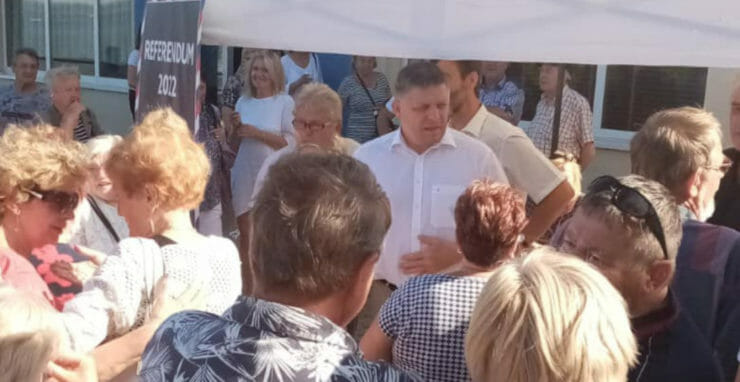 Robert Fico (v bielej košeli)počas stretnutia s občanmi na severe Slovenska.