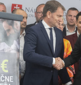 Na snímke v popredí vpravo premiér SR Eduard Heger, vľavo podpredseda vlády a minister financií SR Igor Matovič a poslanci hnutia OĽaNO počas tlačovej konferencie ku schválenému zákonu o financovaní voľného času dieťaťa 22. júna 2022 v Bratislave.