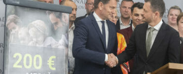 Na snímke v popredí vpravo premiér SR Eduard Heger, vľavo podpredseda vlády a minister financií SR Igor Matovič a poslanci hnutia OĽaNO počas tlačovej konferencie ku schválenému zákonu o financovaní voľného času dieťaťa 22. júna 2022 v Bratislave.
