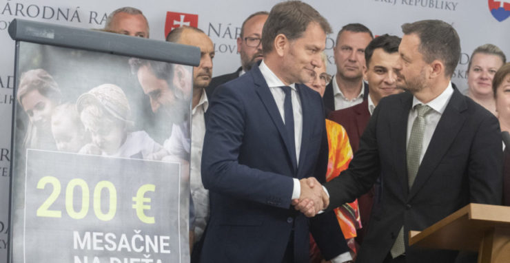 Na snímke v popredí vpravo premiér SR Eduard Heger, vľavo podpredseda vlády a minister financií SR Igor Matovič a poslanci hnutia OĽaNO počas tlačovej konferencie ku schválenému zákonu o financovaní voľného času dieťaťa 22. júna 2022 v Bratislave.
