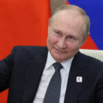 Ruský prezident Vladimir Putin si pripíja počas prejavu na virtuálnom summite lídrov zoskupenia BRICS v Moskve vo štvrtok 23. júna 2022.