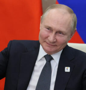 Ruský prezident Vladimir Putin si pripíja počas prejavu na virtuálnom summite lídrov zoskupenia BRICS v Moskve vo štvrtok 23. júna 2022.