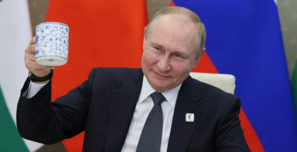 Ruský prezident Vladimir Putin si pripíja počas prejavu na virtuálnom summite lídrov zoskupenia BRICS v Moskve vo štvrtok 23. júna 2022.