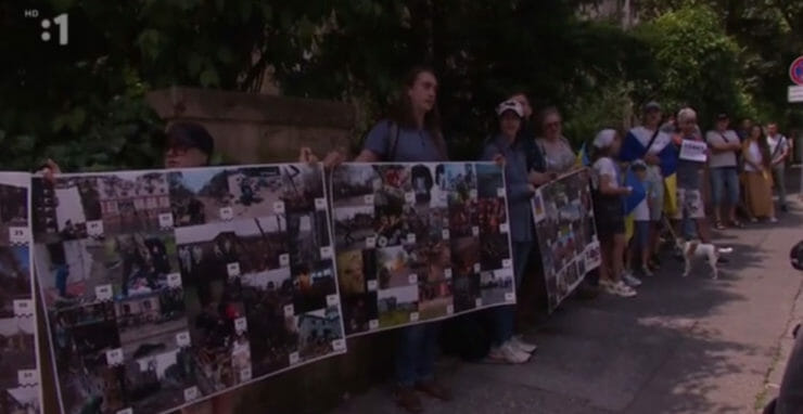 Na snímke z videa protestujúci Rusi pred ruskou ambasádou v Bratislave.