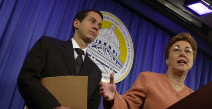 Na archívnej snímke zo 16. marca 2004 Orlando Jorge Mera (vľavo) počúva dominikánsku tajomníčku pre obchod a priemysel Soniu Guzmanovú.