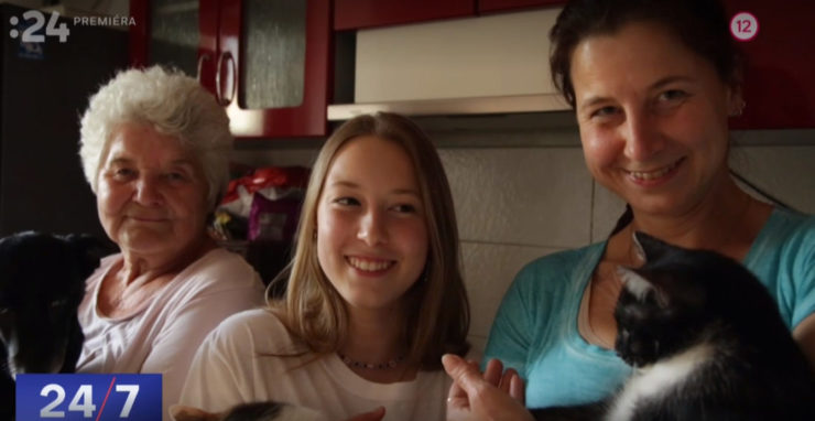 Na snímke z videa zľava babka Miroslava Antalíková, jej vnučka a jej dcéra