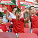 Malí fanúšikovia na tribúne pred futbalovým zápasom 1. kola Ligy národov Maďarsko - Anglicko v Budapešti 4. júna 2022.