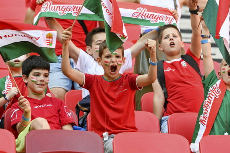 Malí fanúšikovia na tribúne pred futbalovým zápasom 1. kola Ligy národov Maďarsko - Anglicko v Budapešti 4. júna 2022.