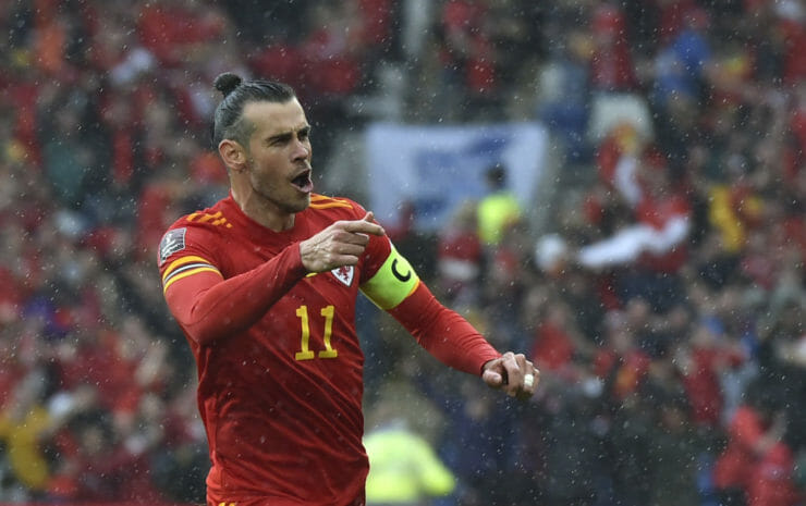 Hráč Walesu Gareth Bale oslavuje vo finále baráže MS 2022 vetvy A Wales - Ukrajina v Cardiffe 5. júna 2022.