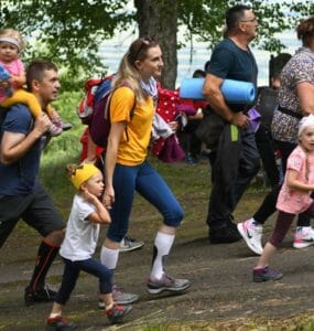 Účastníci púte počas výstupu na Mariánsku horu v roku 2021.