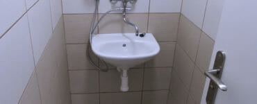 Prešovská univerzita intrák internát sociálne zariadenie kúpelka kúpeľňa umývadlo sprcha