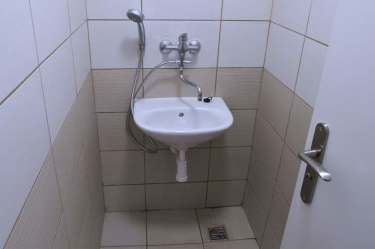Prešovská univerzita intrák internát sociálne zariadenie kúpelka kúpeľňa umývadlo sprcha