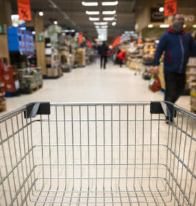 ľudia nakupujú v potravinách na Slovnaftskej ulici v Bratislave 2. januára 2021.