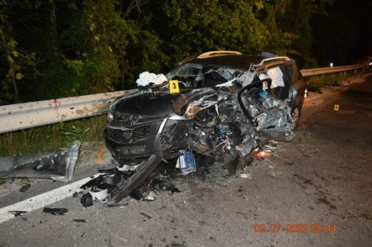 Zošrotované vozidlo Kia Ceed, jeho vodič čelnú zrážku neprežil.