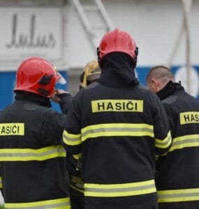 Na ilustračnej snímke príslušníci hasičského a záchranného zboru.