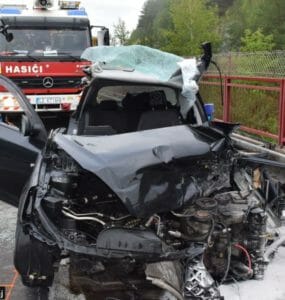 Jedno z vozidiel po tragickej dopravnej nehode pred Tunelom Braniskom.