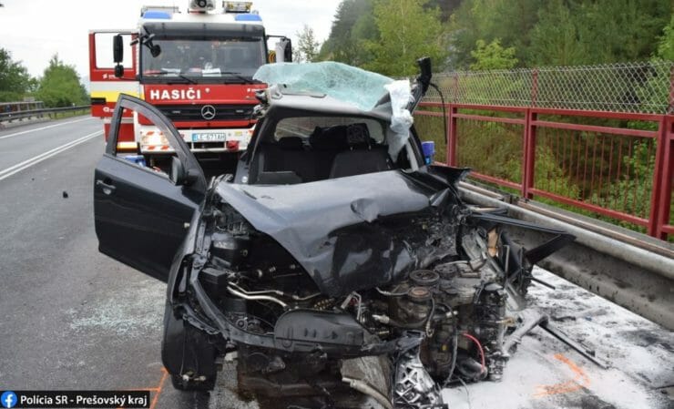 Jedno z vozidiel po tragickej dopravnej nehode pred Tunelom Braniskom.