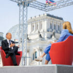 Na snímke zľava nemecký kancelár Olaf Scholz a novinárka Tina Hasselová počas letného rozhovoru pre nemeckú verejnoprávnu televíziu ARD v Berlíne 3. júla 2022.