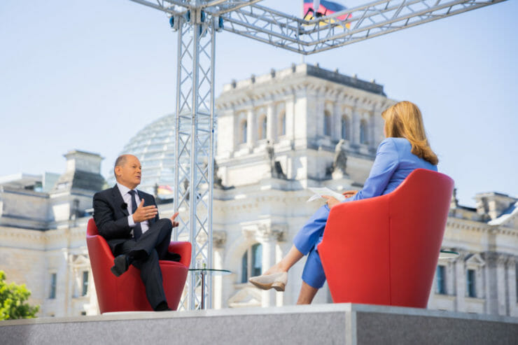 Na snímke zľava nemecký kancelár Olaf Scholz a novinárka Tina Hasselová počas letného rozhovoru pre nemeckú verejnoprávnu televíziu ARD v Berlíne 3. júla 2022.