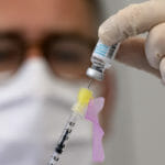 Injekčná striekačka s vakcínou proti opičím kiahňam, ilustračná snímka.