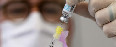 Injekčná striekačka s vakcínou proti opičím kiahňam, ilustračná snímka.