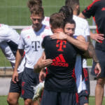 Na snímke futbalista Robert Lewandowski (uprostred vpravo) a tréner Julian Nagelsmann sa objímajú na konci tréningu klubu Bayern Mníchov 16. júla 2022 v Mníchove.