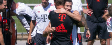 Na snímke futbalista Robert Lewandowski (uprostred vpravo) a tréner Julian Nagelsmann sa objímajú na konci tréningu klubu Bayern Mníchov 16. júla 2022 v Mníchove.