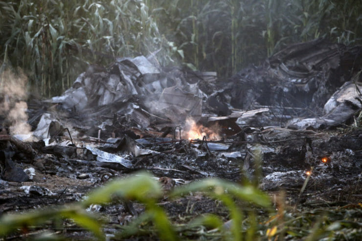 Dym stúpa z trosiek ukrajinského nákladného lietadla po zrútení stroja v Grécku.