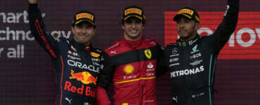 Carlos Sainz (uprostred) z tímu Ferrari pózuje po víťazstve. Druhé miesto obsadil Sergio Perez (vľavo) a tretí skončil domáci Lewis Hamilton (vpravo).