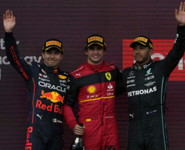 Carlos Sainz (uprostred) z tímu Ferrari pózuje po víťazstve. Druhé miesto obsadil Sergio Perez (vľavo) a tretí skončil domáci Lewis Hamilton (vpravo).