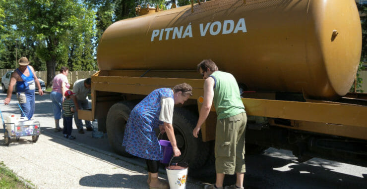 Obyvatelia mesta Tornaľa a ďalších deviatich obcí musia čerpať pitnú vodu z cisterien.