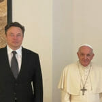 Elon Musk a pápež František na spoločnej fotografii.