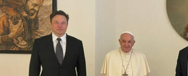 Elon Musk a pápež František na spoločnej fotografii.
