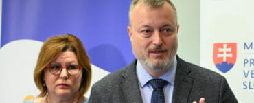 V popredí minister práce Milan Krajniak (Sme rodina)