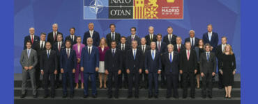 Lídri členských krajín NATO. V prednom rade vpravo prezidentka SR Zuzana Čaputová.